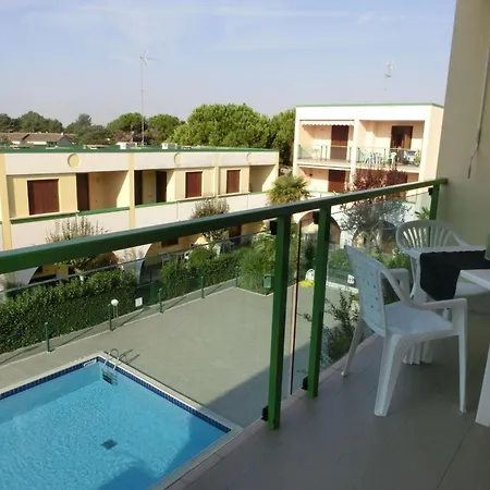 Family-friendly Poolside Tranquility דירה