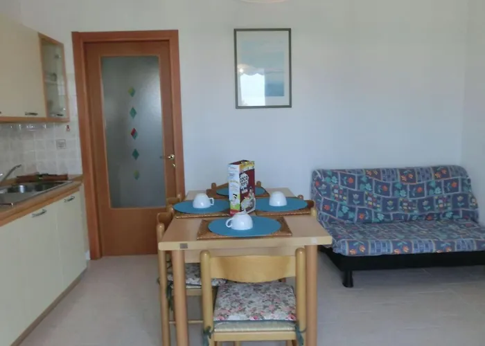 Daire Family-friendly Poolside Tranquility